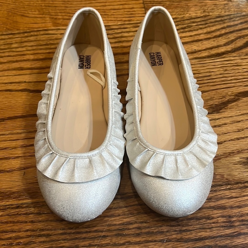 Harper canyon girls silver flats with ruffle detail size 3 worn once!